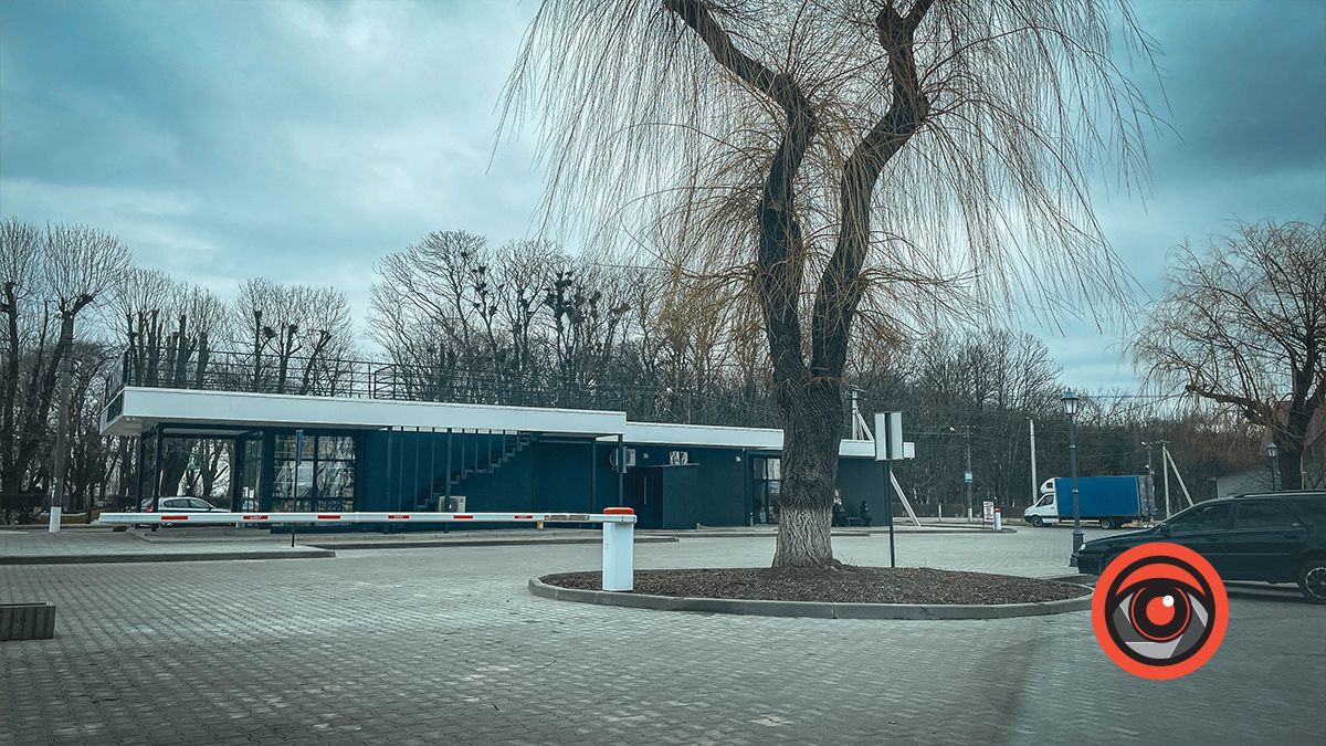 автостанція у м. Снятин, поряд облаштована безкоштовна парковка