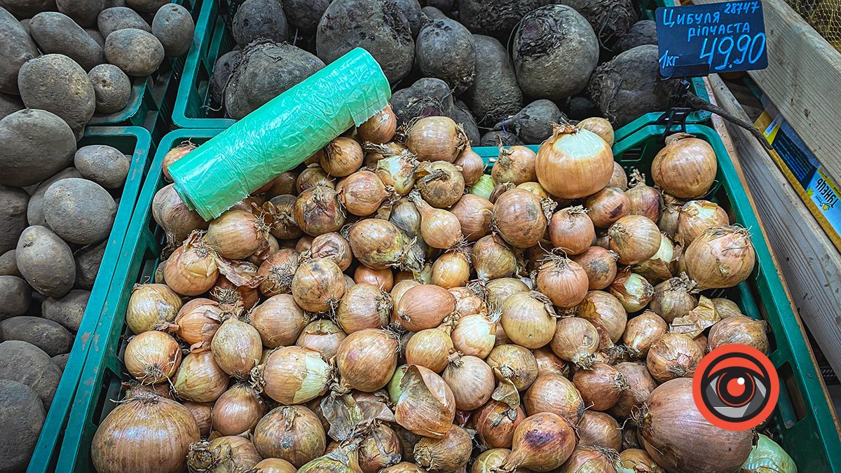 Скільки коштують фрукти та овочі на базарі й супермаркетах Коломиї? 15