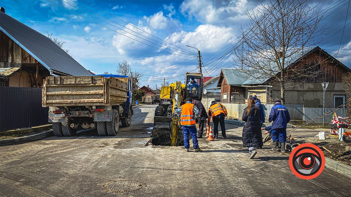 На вулиці Старицького у Коломиї комунальники вирішують проблему з проваллям 1