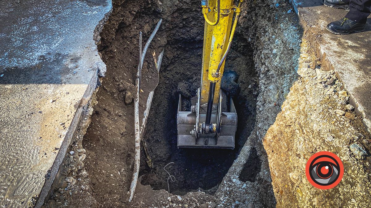 На вулиці Старицького у Коломиї комунальники вирішують проблему з проваллям 2