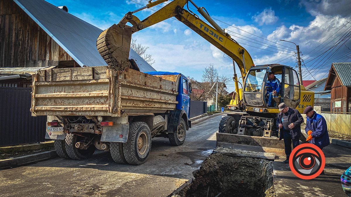 На вулиці Старицького у Коломиї комунальники вирішують проблему з проваллям