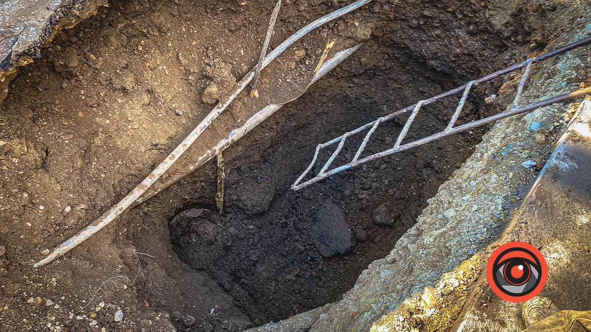 На вулиці Старицького у Коломиї комунальники вирішують проблему з проваллям 3