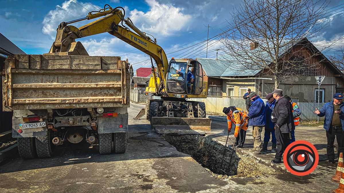На вулиці Старицького у Коломиї комунальники вирішують проблему з проваллям 4