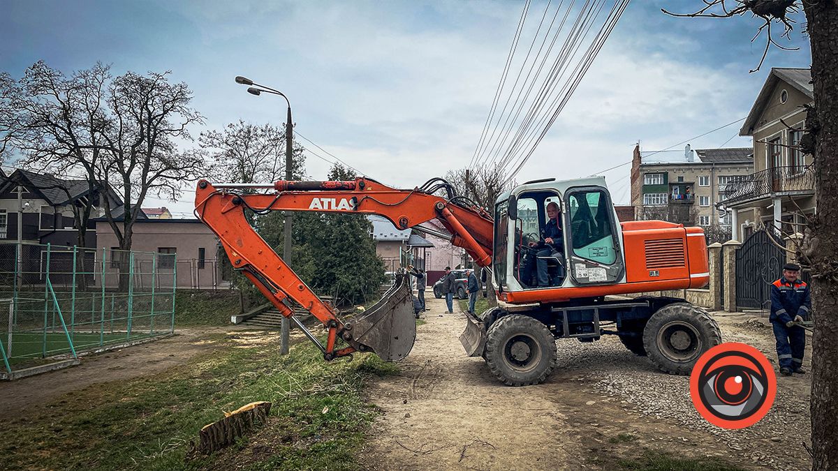 Огорожу кортів Коломиї демонтували 8