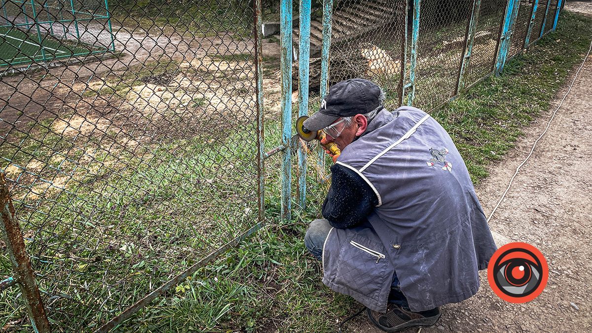 Огорожу кортів Коломиї демонтували 4