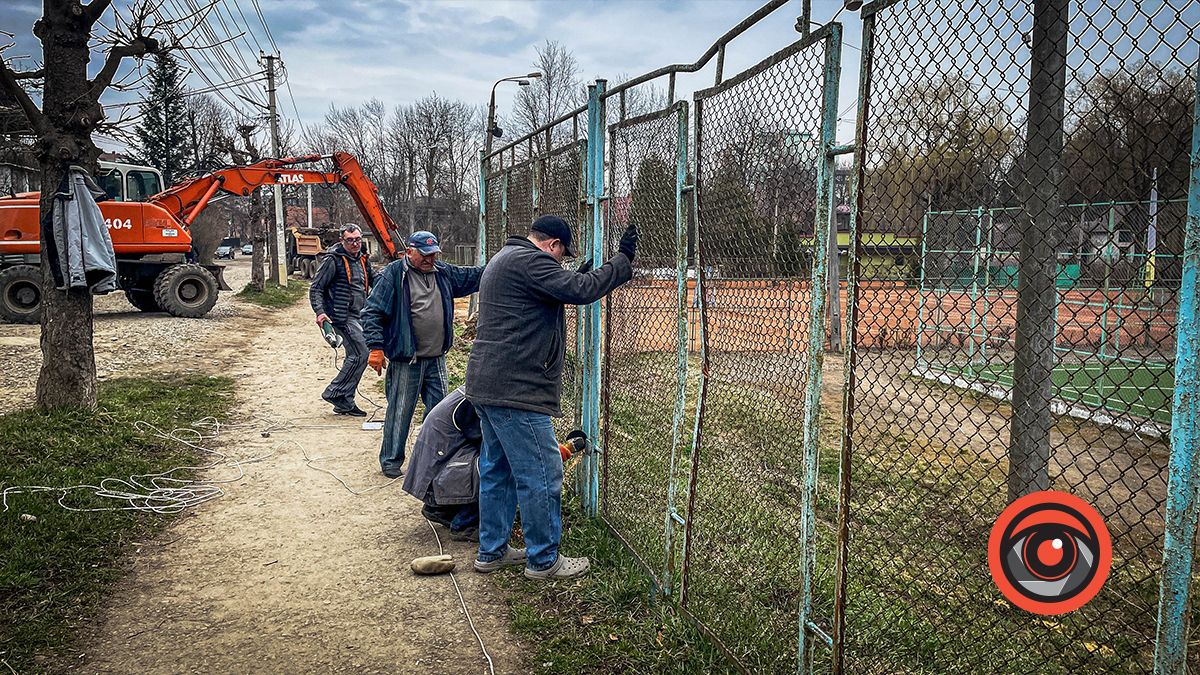 Огорожу кортів Коломиї демонтували 3