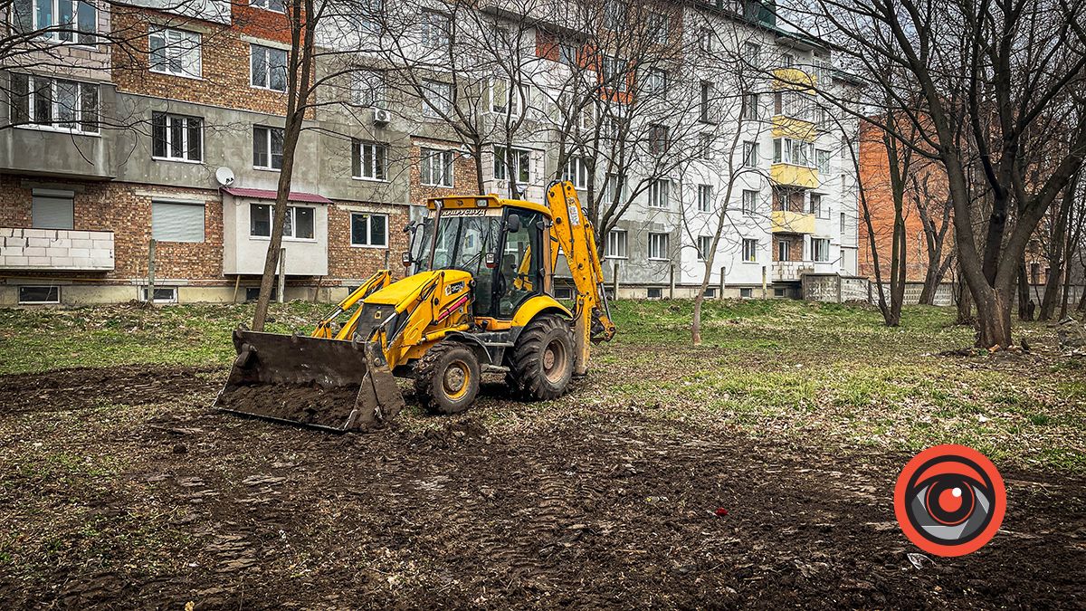 Біля руїн оранжереї в Коломиї облаштовують газон 2