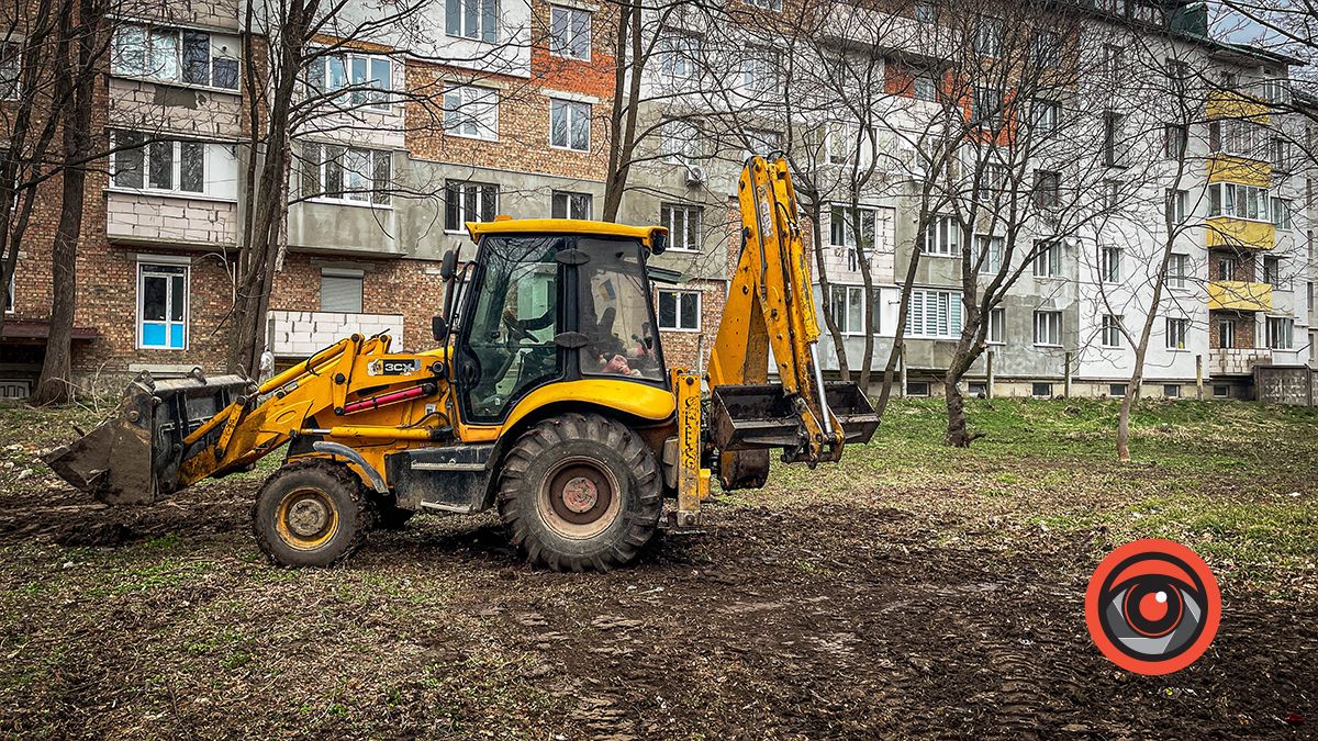 Біля руїн оранжереї в Коломиї облаштовують газон 1