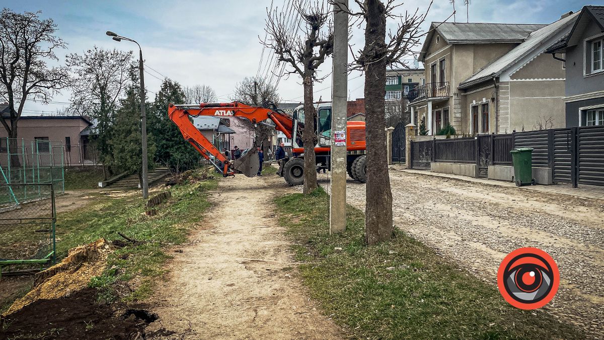 Огорожу кортів Коломиї демонтували 7