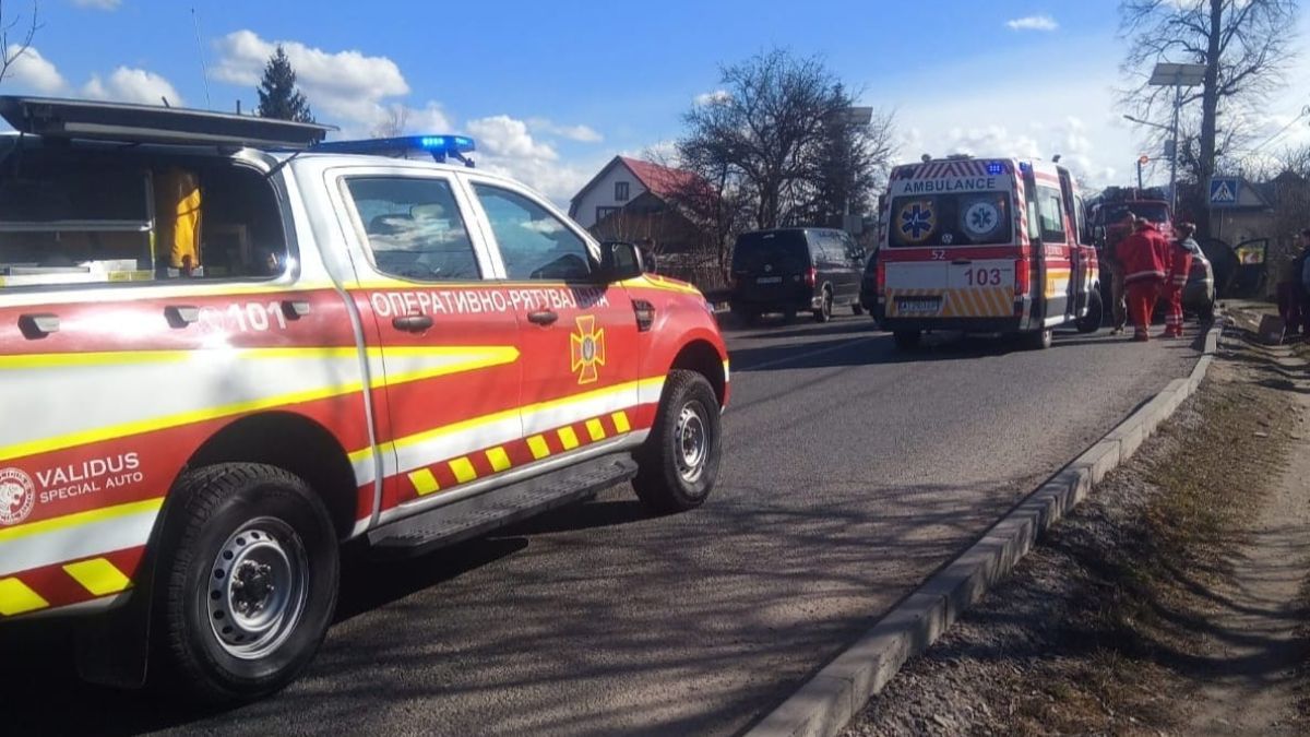 Лобове зіткнення у Делятині: рятувальники ліквідовують наслідки ДТП 1