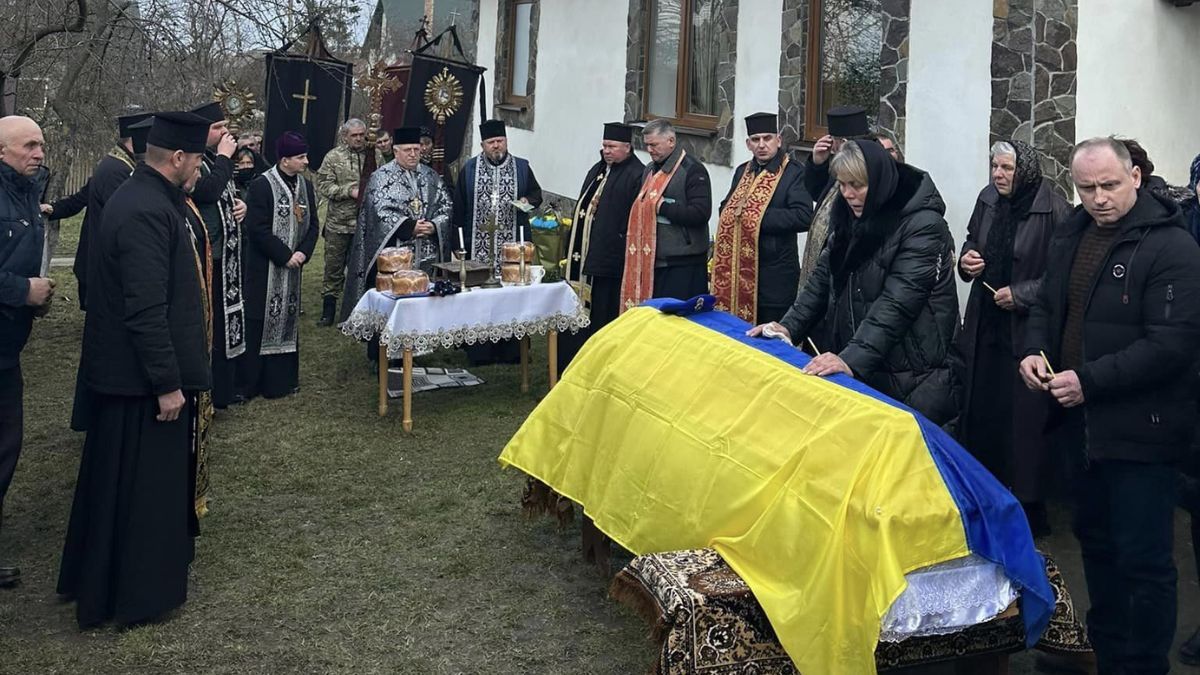 Коршівська громада провела в останню дорогу Героя Миколу Венгренюка