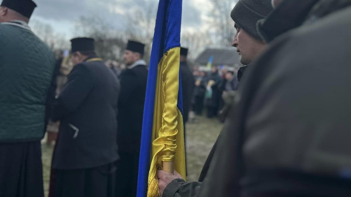 Коршівська громада провела в останню дорогу Героя Миколу Венгренюка 2