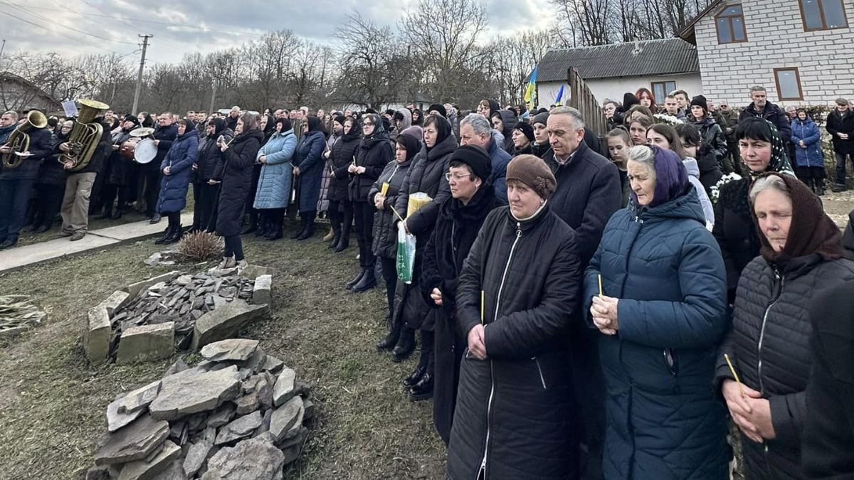 Коршівська громада провела в останню дорогу Героя Миколу Венгренюка 1
