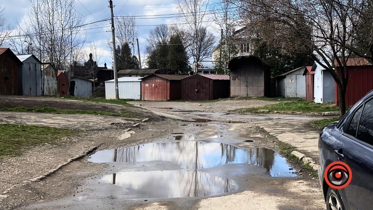 На вулиці Костомарова у Коломиї без "гумаків" у дощ не пройти 19