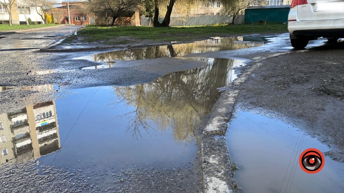 На вулиці Костомарова у Коломиї без "гумаків" у дощ не пройти 11
