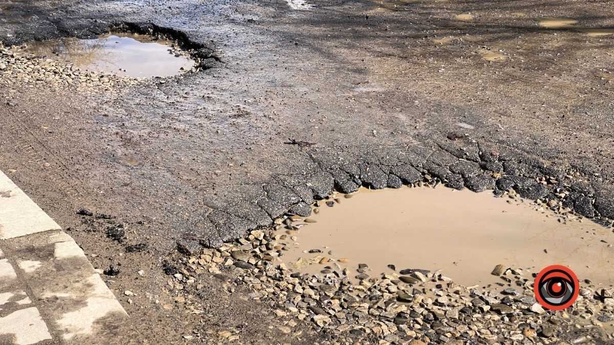 На вулиці Костомарова у Коломиї без "гумаків" у дощ не пройти 10