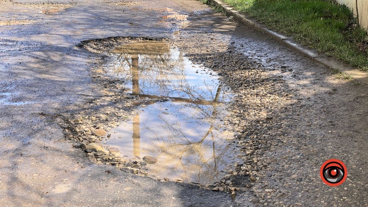 На вулиці Костомарова у Коломиї без "гумаків" у дощ не пройти 9