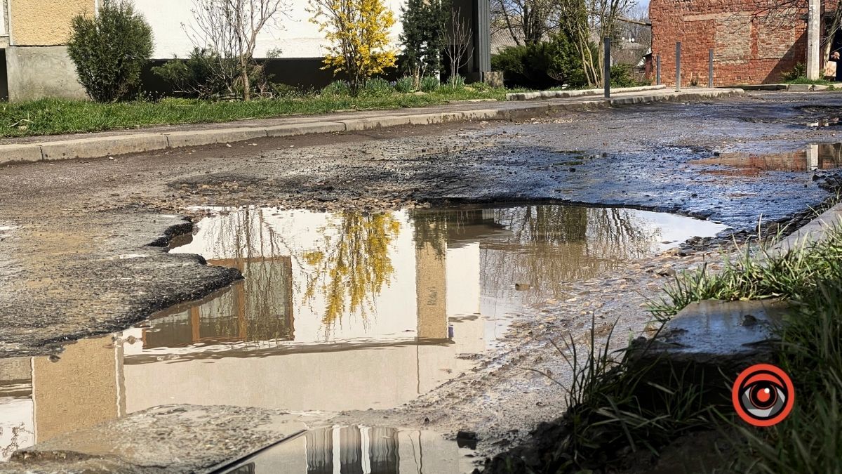 На вулиці Костомарова у Коломиї без "гумаків" у дощ не пройти 8