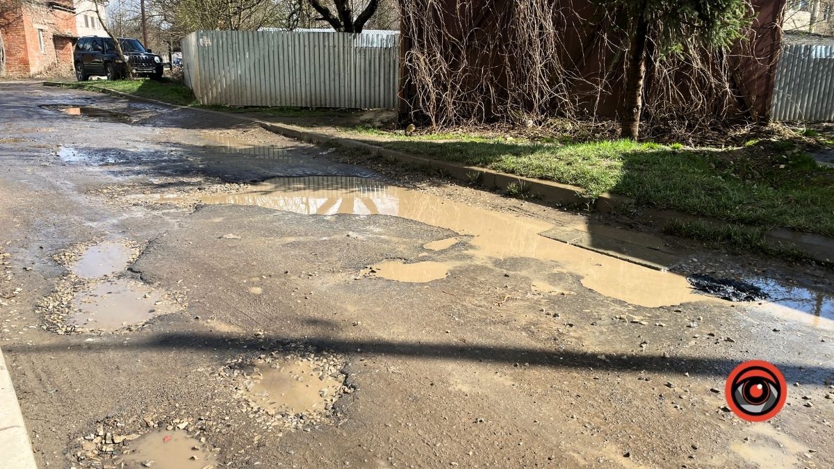 На вулиці Костомарова у Коломиї без "гумаків" у дощ не пройти 7