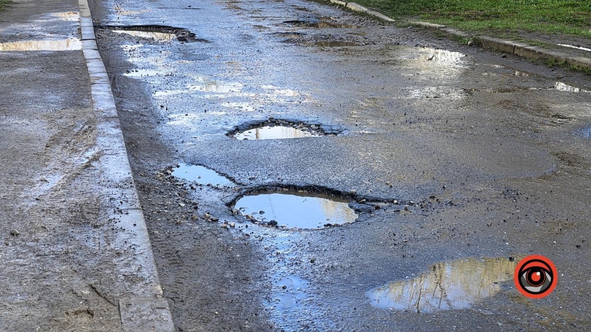 На вулиці Костомарова у Коломиї без "гумаків" у дощ не пройти 6