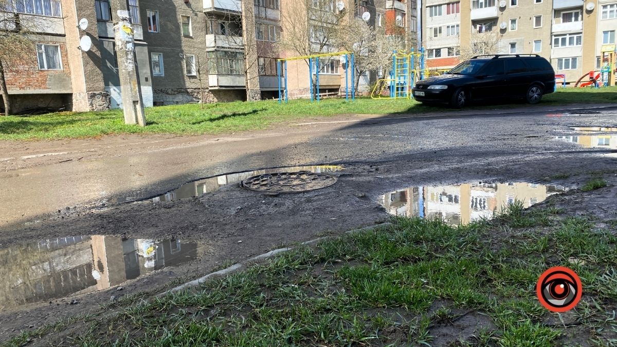 На вулиці Костомарова у Коломиї без "гумаків" у дощ не пройти 4