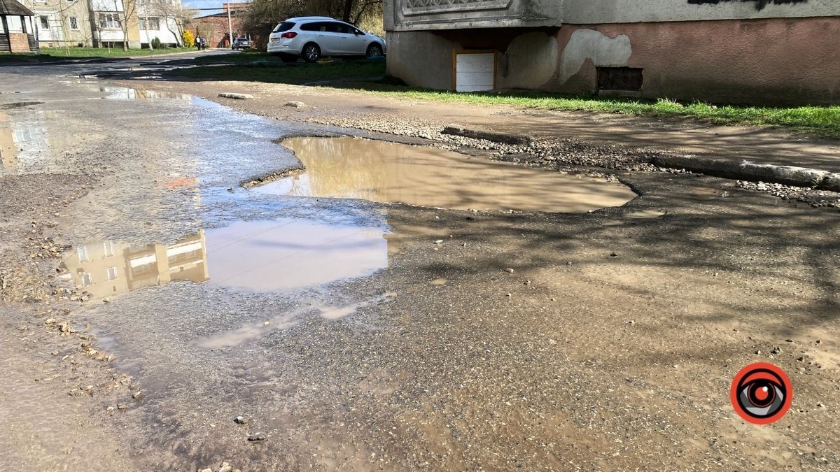 На вулиці Костомарова у Коломиї без "гумаків" у дощ не пройти 2