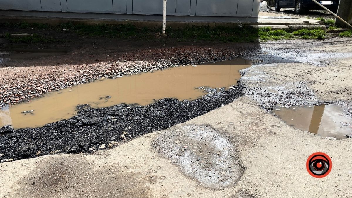 На вулиці Костомарова у Коломиї без "гумаків" у дощ не пройти 18