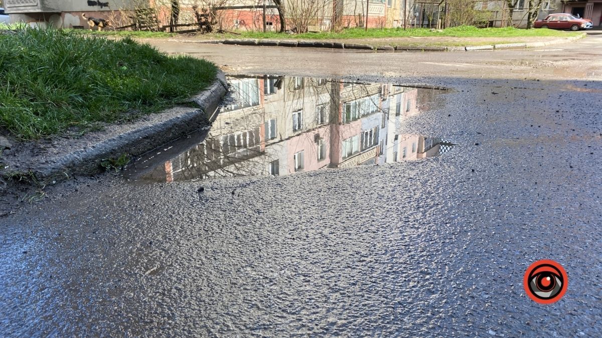 На вулиці Костомарова у Коломиї без "гумаків" у дощ не пройти 1