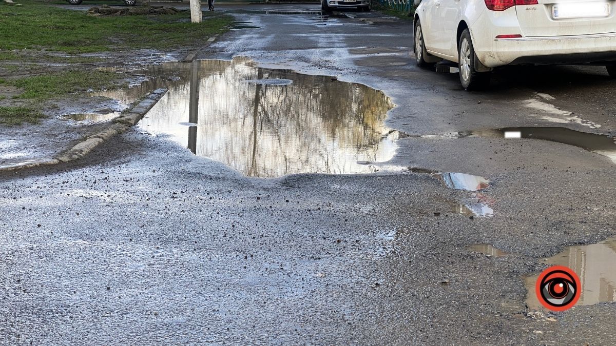 На вулиці Костомарова у Коломиї без "гумаків" у дощ не пройти 16