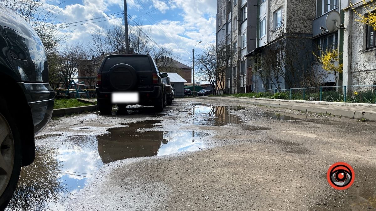 На вулиці Костомарова у Коломиї без "гумаків" у дощ не пройти 15