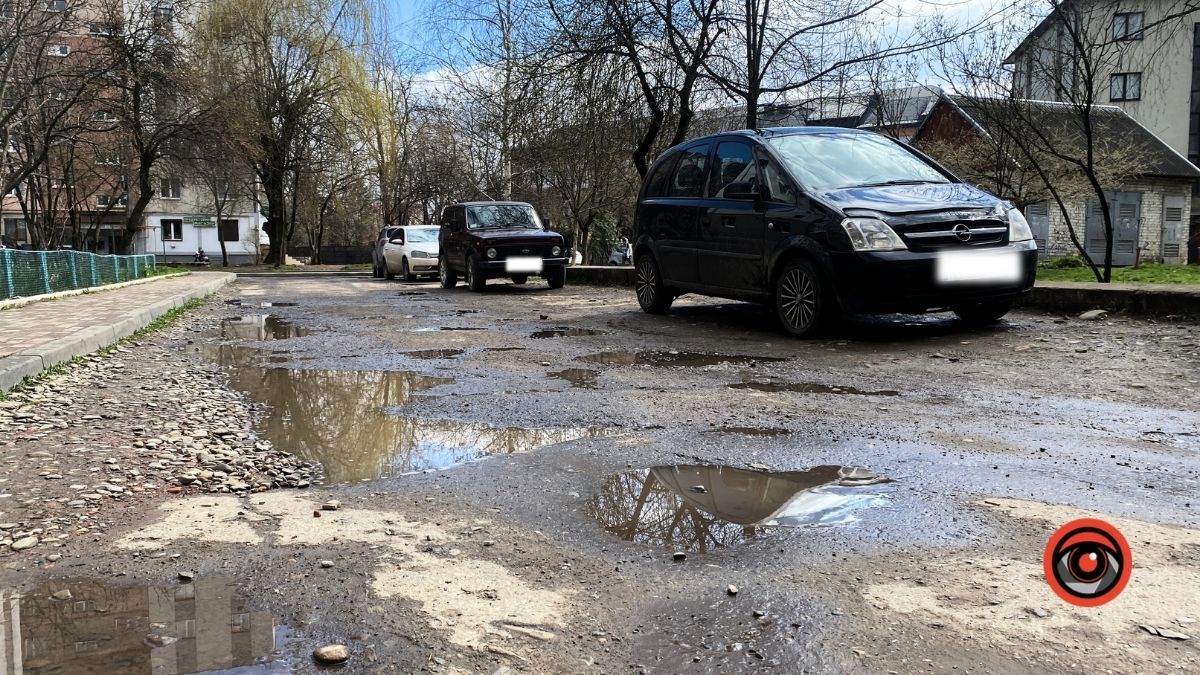 На вулиці Костомарова у Коломиї без "гумаків" у дощ не пройти 14