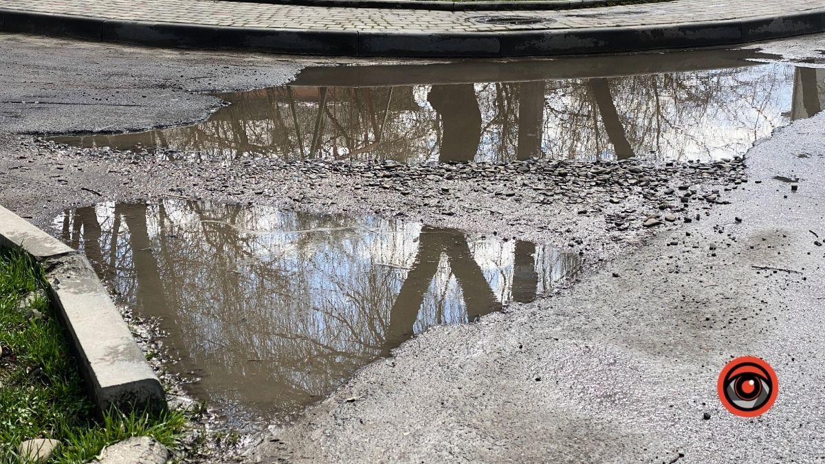 На вулиці Костомарова у Коломиї без "гумаків" у дощ не пройти 13