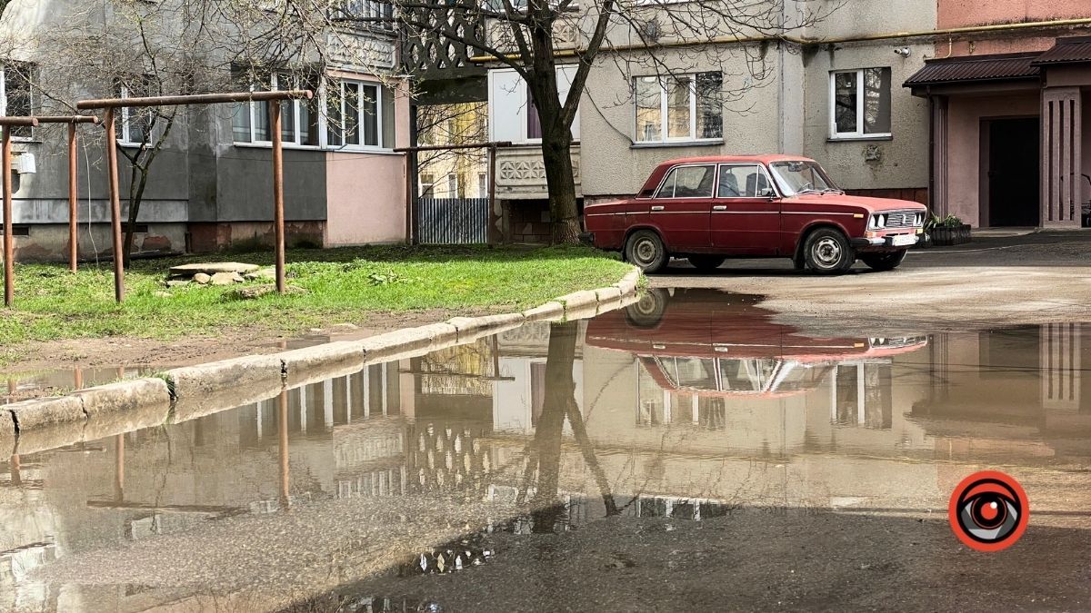 На вулиці Костомарова у Коломиї без "гумаків" у дощ не пройти 12