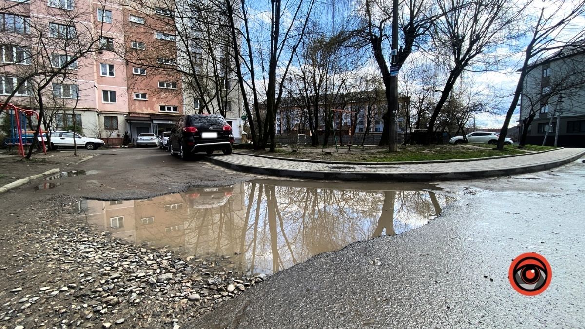 На вулиці Костомарова у Коломиї без "гумаків" у дощ не пройти 17