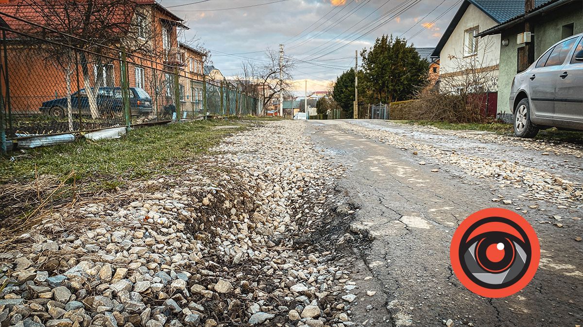 Щебінь не допомагає: на вулиці Войнаровського надокучлива яма 1