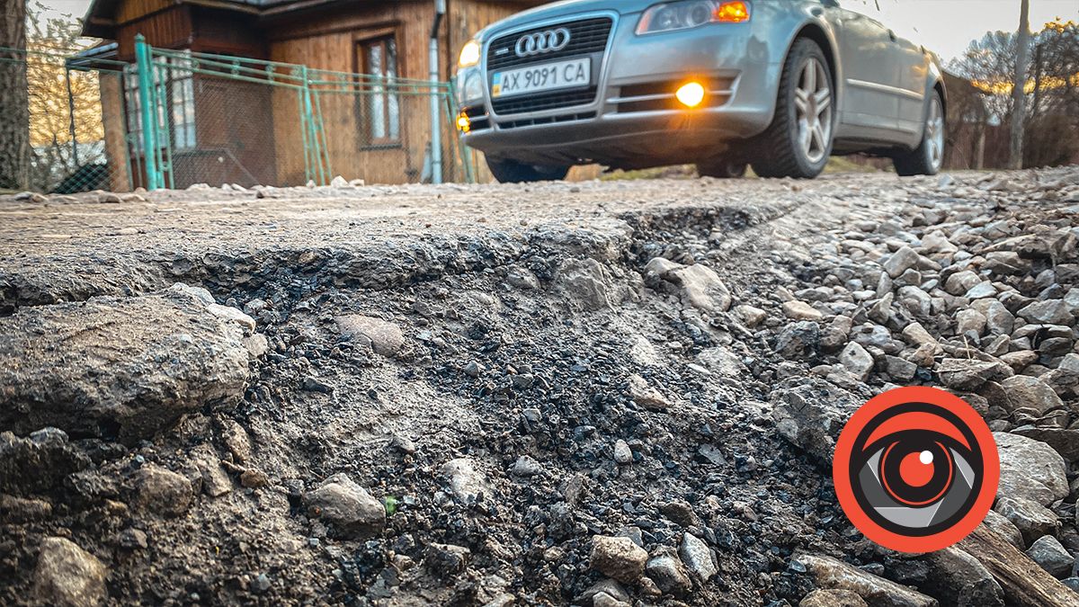 Щебінь не допомагає: на вулиці Войнаровського надокучлива яма 2
