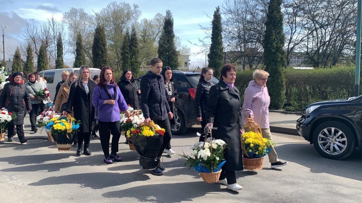 У Надвірній провели в останню дорогу загиблого воїна Володимира Карлаша 4