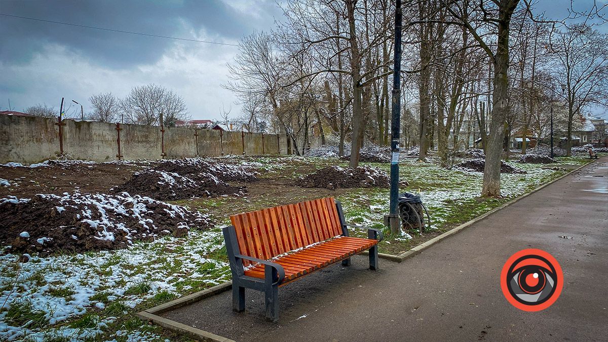 На міському озері у Коломиї встановили нові лавочки 3
