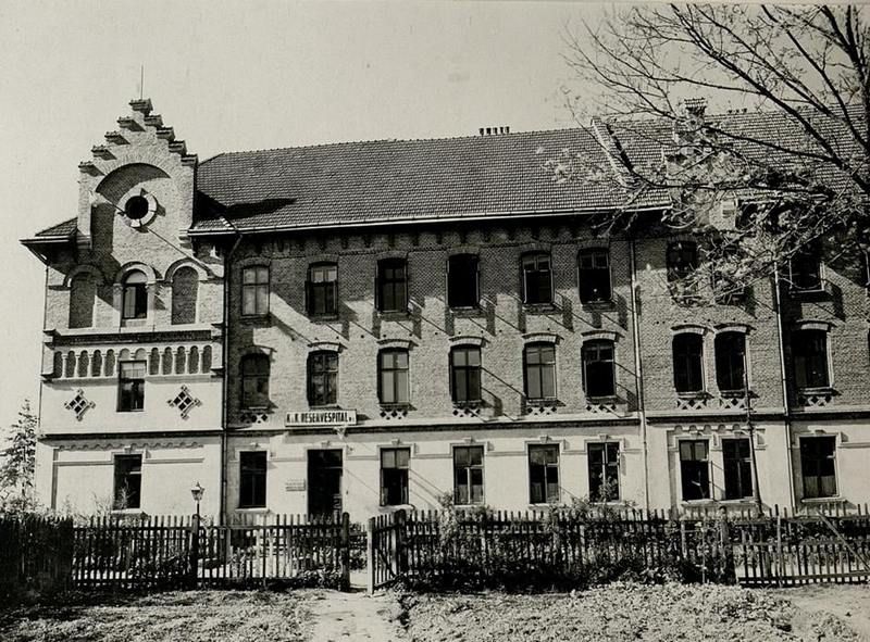 Заклад Сестер Урсулянок (тепер – Коломийський ліцей ім. М. Грушевського, до цього - гімназія). гімназія). Бачимо, що в часи І світової війни тут був госпіталь.