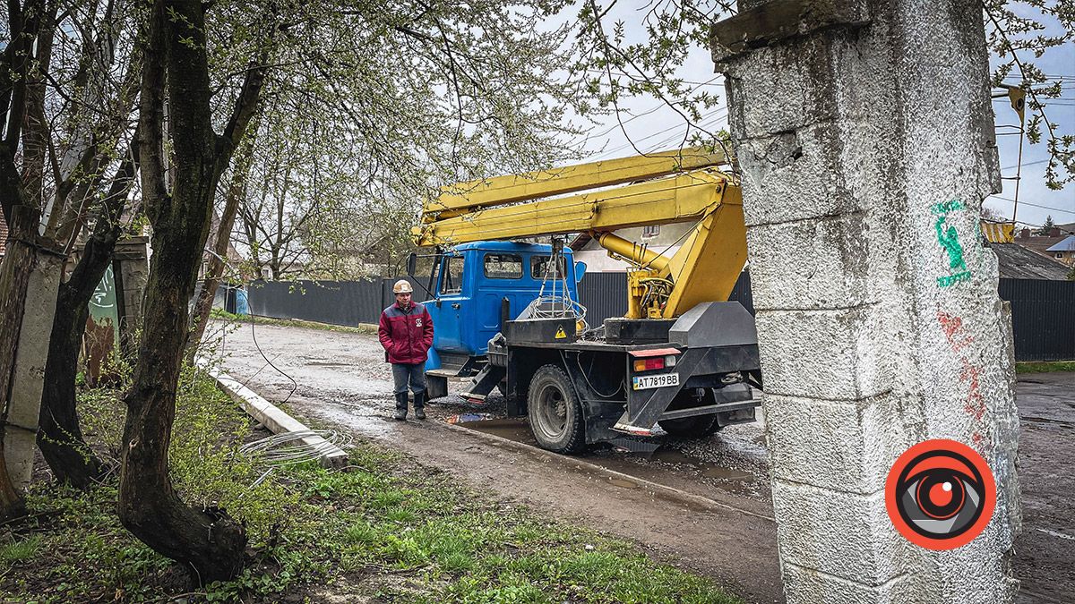 На вулиці Кобилянської замінюють опори 1