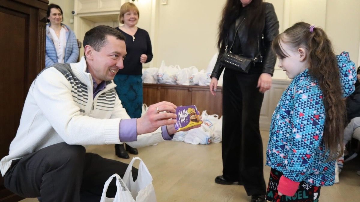 Малі коломияни отримали великодні подарунки 2