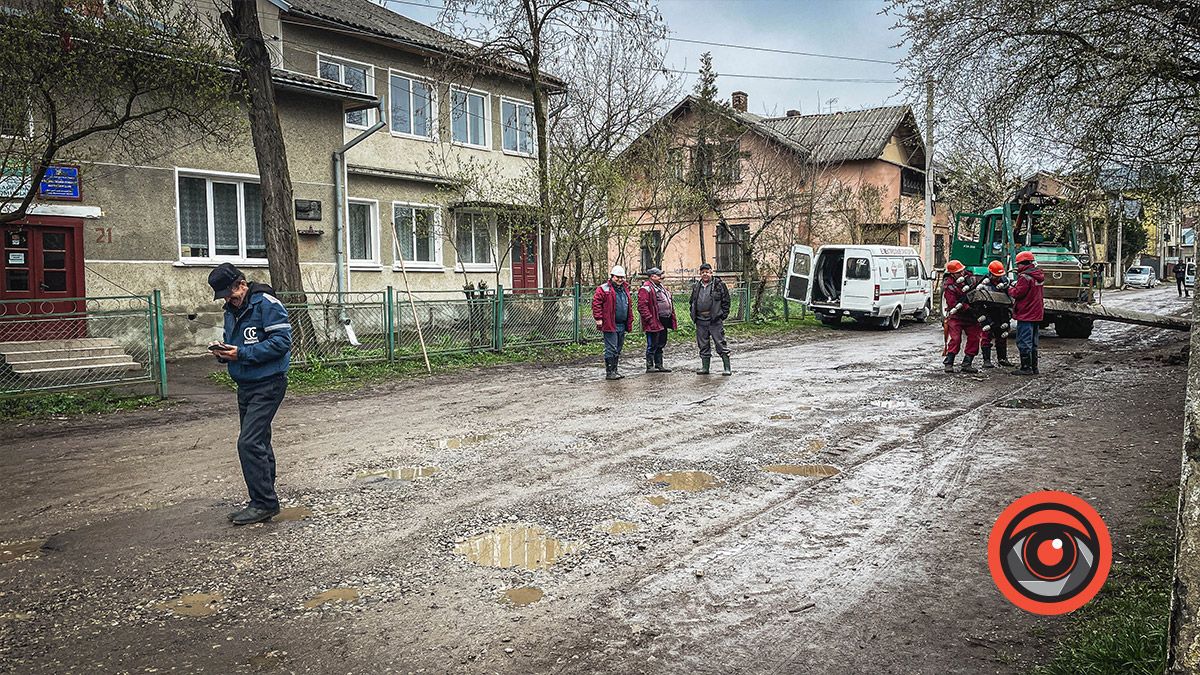 На вулиці Кобилянської замінюють опори