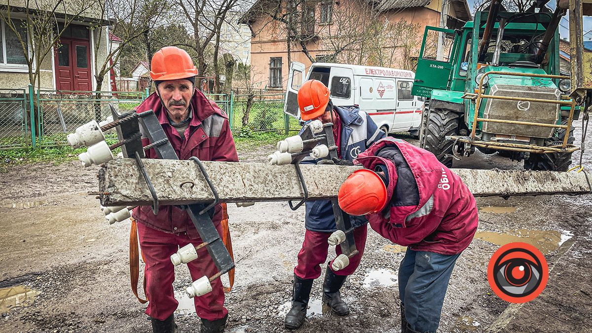 На вулиці Кобилянської замінюють опори 3