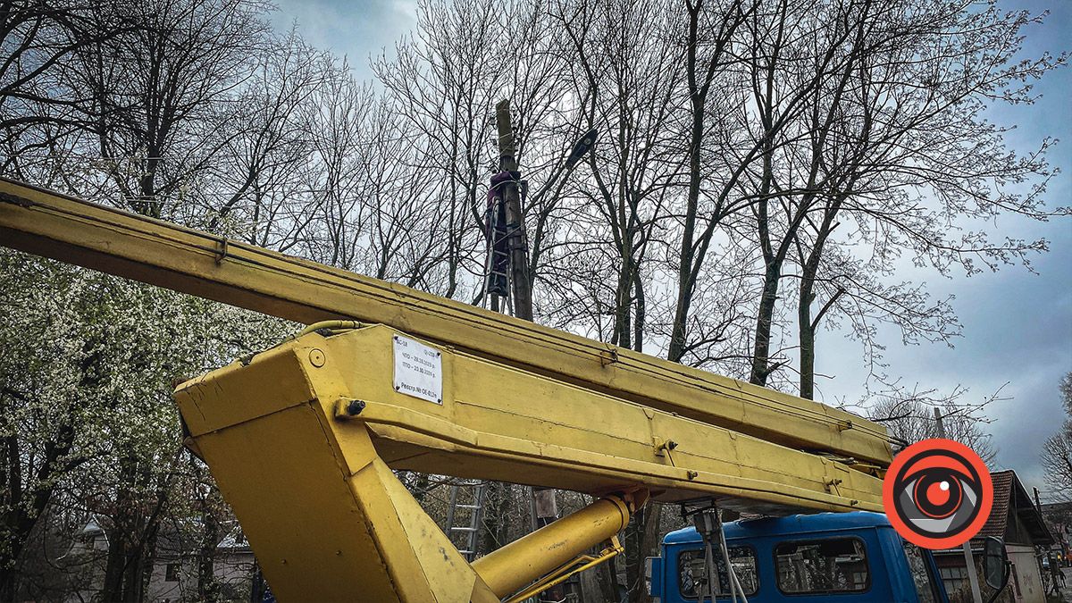 На вулиці Кобилянської замінюють опори 2