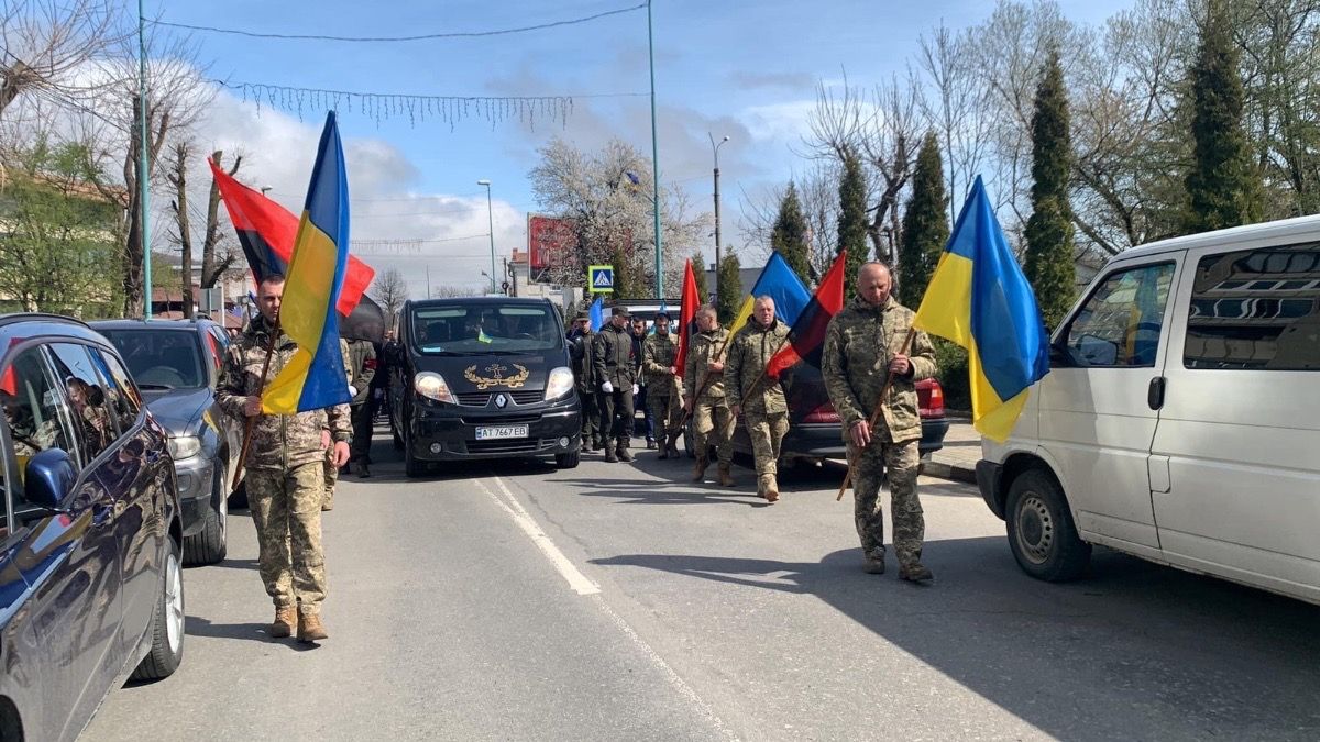 У Надвірній провели в останню дорогу загиблого воїна Володимира Карлаша 3
