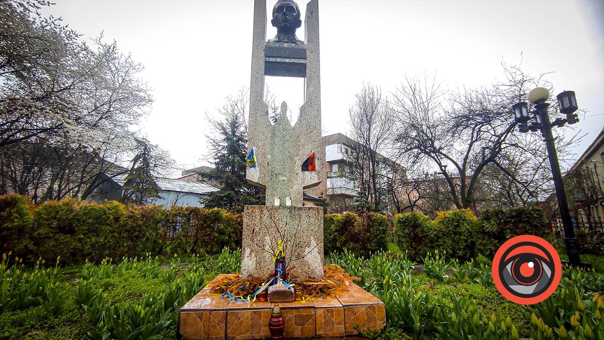 Сухі вінки і калабані: як виглядає скверик біля пам'ятника Степану Бандері в Коломиї 1