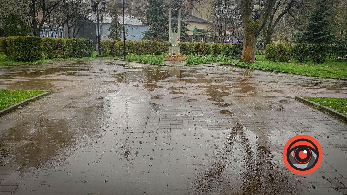 Сухі вінки і калабані: як виглядає скверик біля пам'ятника Степану Бандері в Коломиї 5