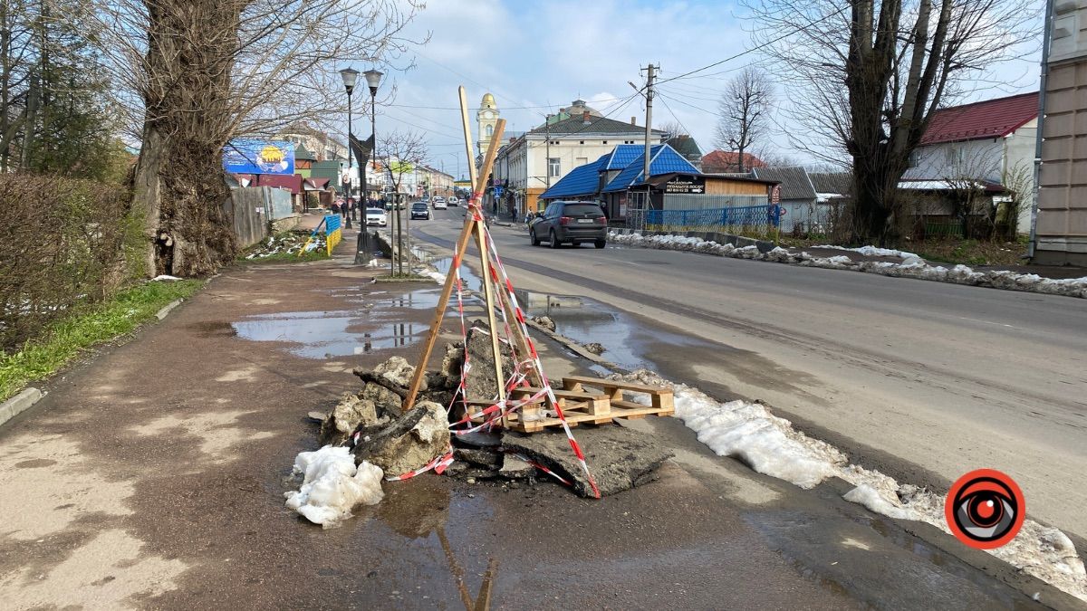 На тротуарі по вулиці Грушевського обгородили яму, яка з'явилась після ДТП 3