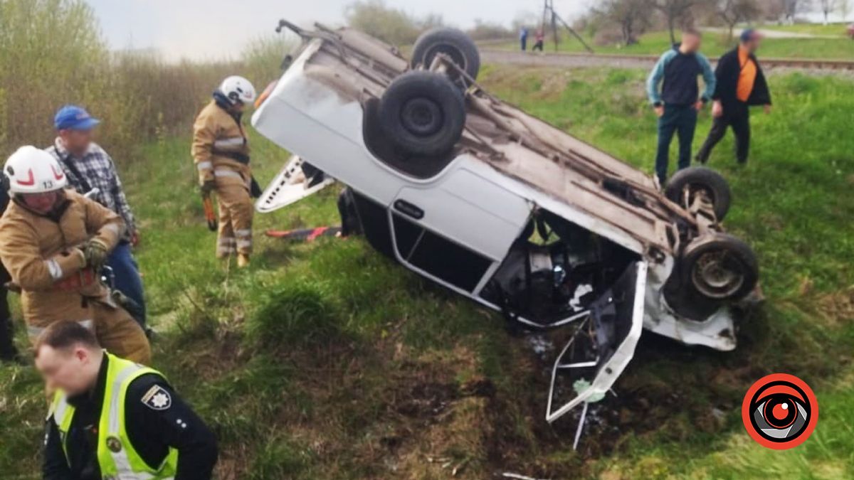 ДТП на Коломийщині: одне авто перекинулось на дах, інше в кюветі 1