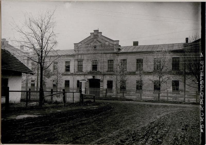 Військові казарми. Рік спорудження 1886. Зараз це вул. Січових стрільців, 62.